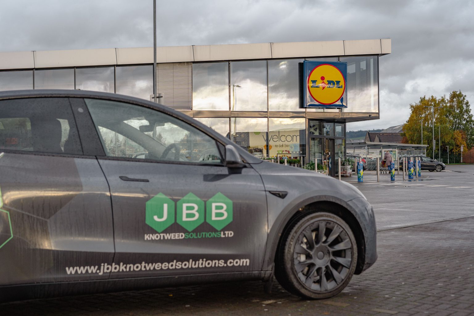 JBB Knotweed car parked outside a Lidl store